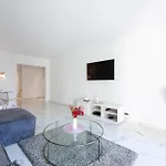 Spacious 2-br In A With Pool Κάννες