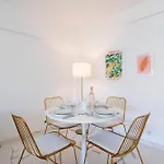 Spacious 2-br In A With Pool Διαμέρισμα *