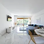 Διαμέρισμα Spacious 2-br In A With Pool *