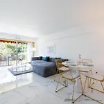 Spacious 2-br In A With Pool Διαμέρισμα