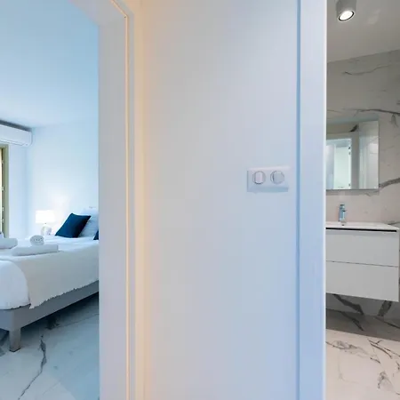 Spacious 2-br In A With Pool Apartamento Cannes