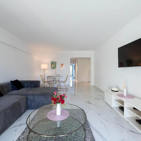 Spacious 2-br In A With Pool Apartamento Cannes