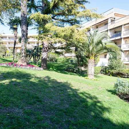 Apartment Spacious 2-br In A With Pool Cannes