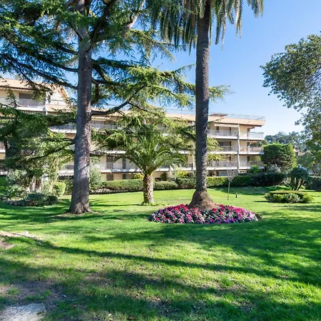 Apartment Spacious 2-br In A With Pool Cannes