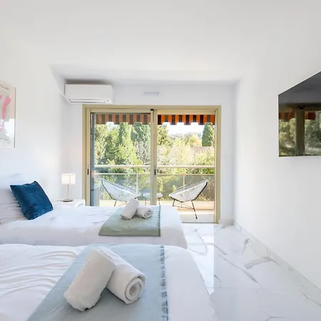 Spacious 2-br In A With Pool Apartment