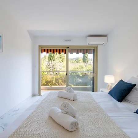 Spacious 2-br In A With Pool Apartment