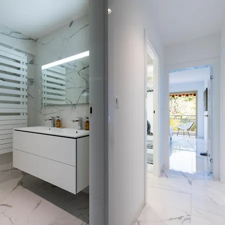 Spacious 2-br In A With Pool Κάννες