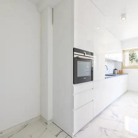 Spacious 2-br In A With Pool Apartment *