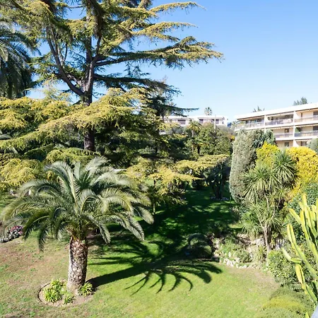 Apartment Spacious 2-br In A With Pool Cannes