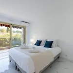 Spacious 2-br In A With Pool Apartmán