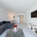 Spacious 2-br In A With Pool Appartamento Cannes