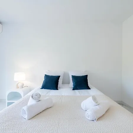 Spacious 2-br In A With Pool 戛纳