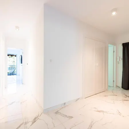 Spacious 2-br In A With Pool 戛纳